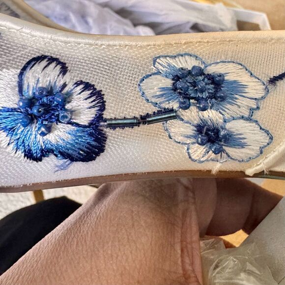 ✨ Betsey Johnson “SB-Page” Heels – White & Blue Floral Size 9M | New in Box - Picture 10 of 10